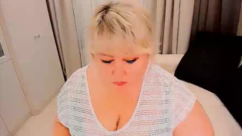 Snapshot of huge_booobs chatting on 11-24-25, 07:24 milli online show from 11-24-25, 07:24