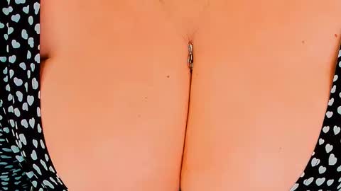 Snapshot of huge_booobs chatting on 11-26-25, 06:42 milli online show from 11-26-25, 06:42