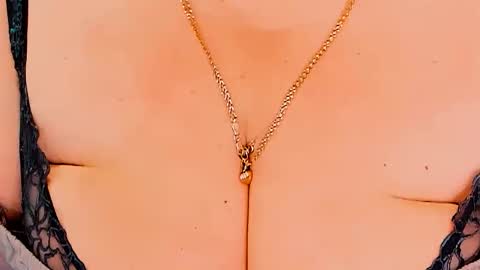 Snapshot of huge_booobs chatting on 03-12-26, 08:09 milli online show from 03-12-26, 08:09