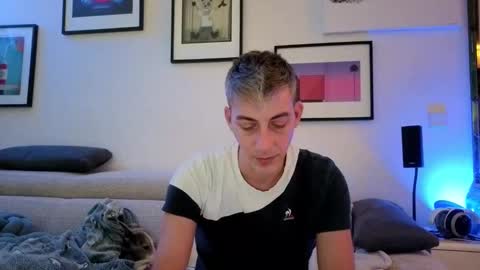 Snapshot of hugolandcam chatting on 11-21-25, 10:08 Hugo online show from 11-21-25, 10:08