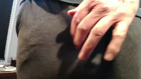 Snapshot of hung_hot_fit10 chatting on 10-27-25, 01:04 Big uncut cock dripping online show from 10-27-25, 01:04