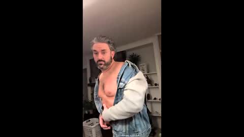 Snapshot of hungitalian40 chatting on 12-18-25, 10:21 hungitalian40 online show from 12-18-25, 10:21