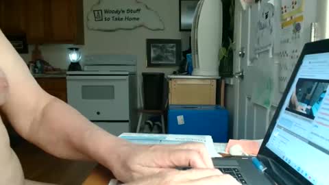 Snapshot of hunglikeahorse063790 chatting on 04-21-26, 01:42 hunglikeahorse063790 online show from 04-21-26, 01:42