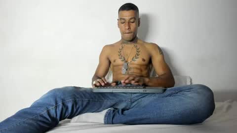 Snapshot of hunting_blondes chatting on 05-06-26, 11:32 hunting_blondes online show from 05-06-26, 11:32