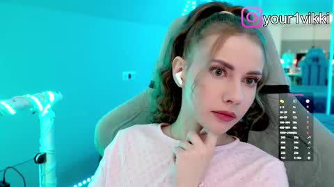 Snapshot of hustleebabyy_vikki chatting on 11-11-25, 10:10 Vika online show from 11-11-25, 10:10