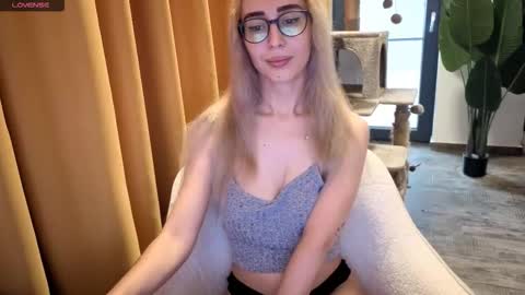 Snapshot of hypefoxxx chatting on 09-29-25, 06:51 Emma Ava online show from 09-29-25, 06:51
