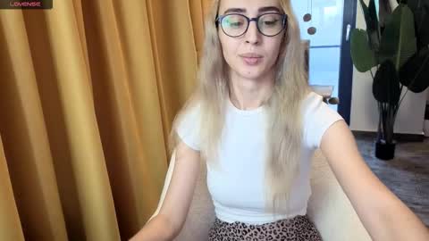 Snapshot of hypefoxxx chatting on 10-10-25, 06:56 Emma Ava online show from 10-10-25, 06:56