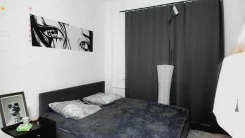 Snapshot of hypno_eyes_babe chatting on 10-19-25, 02:40 Kate online show from 10-19-25, 02:40