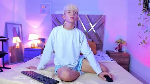 Snapshot of hyunjin_sun chatting on 03-09-26, 11:42 Son Hyunjin online show from 03-09-26, 11:42