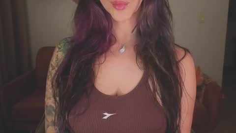 Snapshot of i_cant_believe_its_you chatting on 12-19-25, 05:25 Lana Banana online show from 12-19-25, 05:25