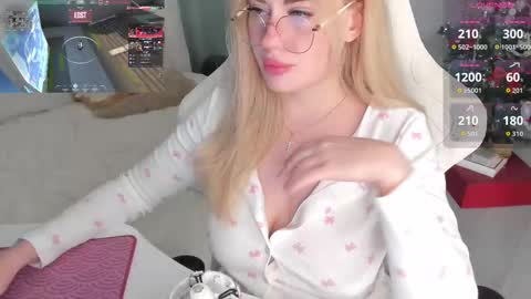 Snapshot of i_want_you_eva chatting on 01-10-26, 03:14 HiI am EvaPVT is open online show from 01-10-26, 03:14