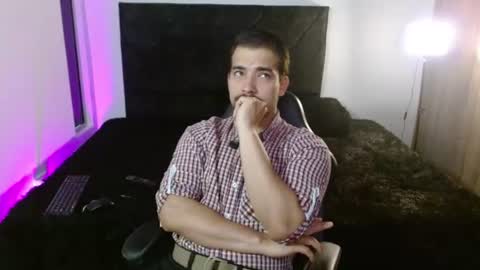 Snapshot of ian_davis chatting on 07-11-26, 04:32 Ian Davis online show from 07-11-26, 04:32