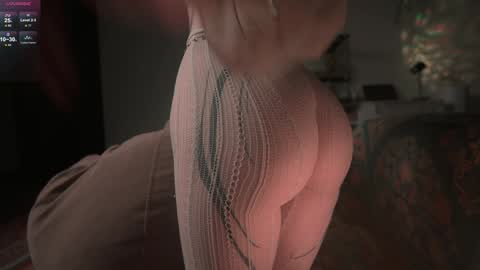 Snapshot of iara_mi chatting on 12-05-25, 02:03 stream next week online show from 12-05-25, 02:03