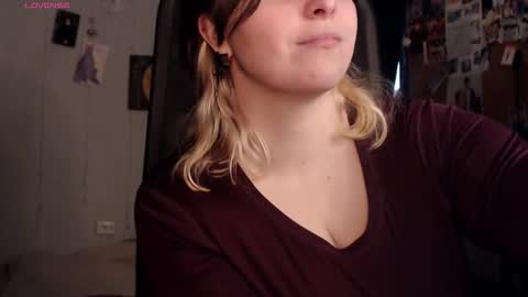 Snapshot of idontknowwhyjojo chatting on 02-11-26, 12:32 Saya online show from 02-11-26, 12:32