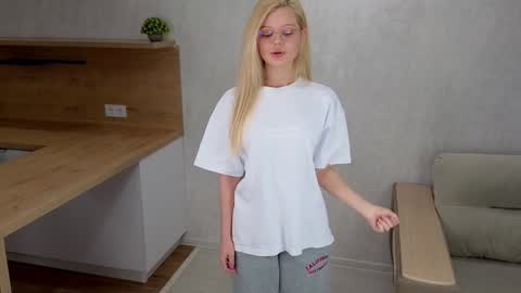 Snapshot of ifiwasyourgf chatting on 01-31-25, 03:30 Lisa online show from 01-31-25, 03:30