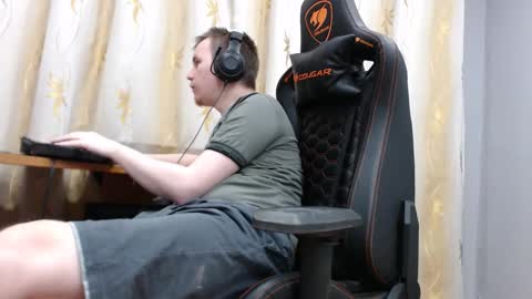 Snapshot of iliaskrisloveee chatting on 11-12-25, 09:03 lord online show from 11-12-25, 09:03