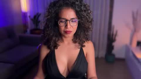 Snapshot of illaroom chatting on 02-09-25, 03:11 Kloe online show from 02-09-25, 03:11