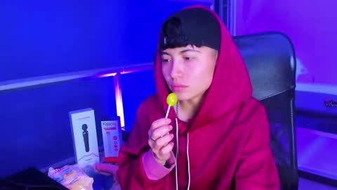 Snapshot of im_mathias chatting on 12-19-25, 05:25 mathias online show from 12-19-25, 05:25