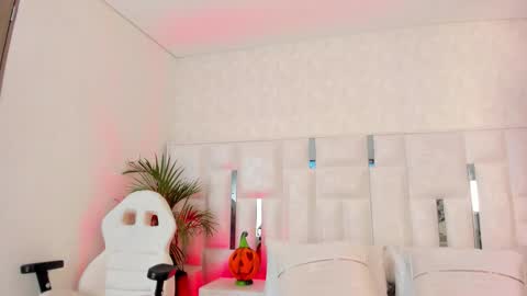 Nika online show from 10-31-25, 01:34