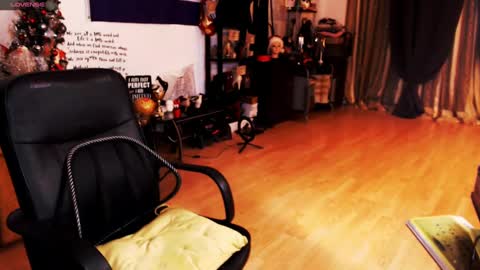 Snapshot of imperatrizasado chatting on 02-11-25, 02:35 Empress online show from 02-11-25, 02:35