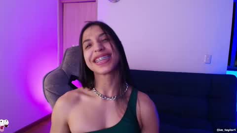 Snapshot of imtaylor__ chatting on 10-31-25, 11:50 TAYLOR online show from 10-31-25, 11:50