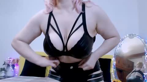 Snapshot of ina_pearl chatting on 11-19-25, 09:37 Ina online show from 11-19-25, 09:37