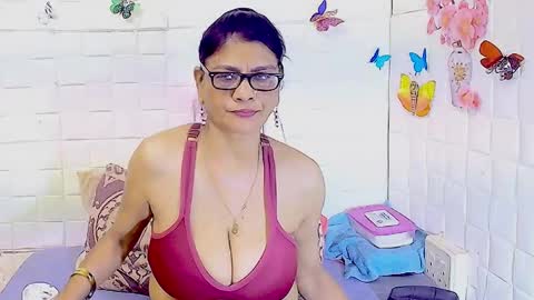 Snapshot of indianallure chatting on 11-11-25, 06:13 Femiez online show from 11-11-25, 06:13
