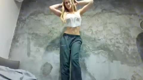 Snapshot of indierosee chatting on 11-07-25, 12:10 Indie Rose online show from 11-07-25, 12:10