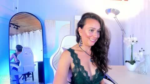 Snapshot of indigo_sativa chatting on 01-05-26, 10:24 Indigo Wild online show from 01-05-26, 10:24