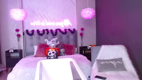 Snapshot of indy_moore chatting on 11-04-25, 01:43 INDY online show from 11-04-25, 01:43