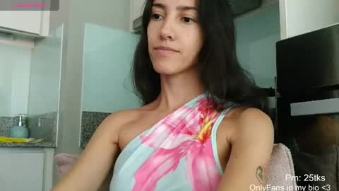 Snapshot of innocentlatiina chatting on 04-30-26, 08:48 Laroa online show from 04-30-26, 08:48