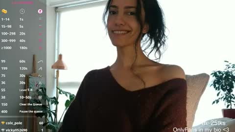 Snapshot of innocentlatiina chatting on 05-14-26, 04:14 Laroa online show from 05-14-26, 04:14