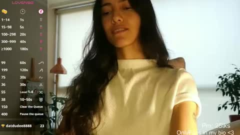 Snapshot of innocentlatiina chatting on 05-22-26, 09:09 Laroa online show from 05-22-26, 09:09