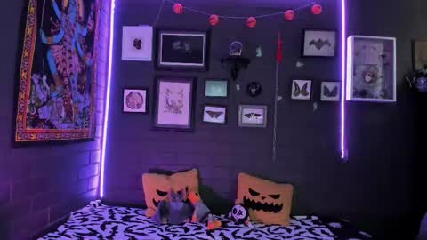 Snapshot of insania_999 chatting on 10-29-25, 04:42 SANIA online show from 10-29-25, 04:42