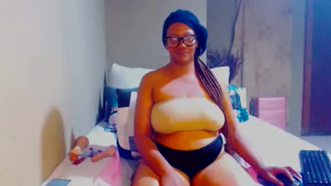 Snapshot of intimacysexy chatting on 12-15-25, 09:30 boniswa caroline online show from 12-15-25, 09:30