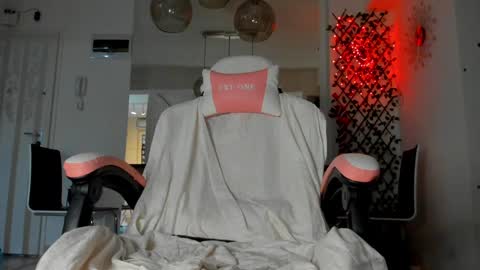 Snapshot of irenevon chatting on 12-18-24, 04:28 Ir s room online show from 12-18-24, 04:28