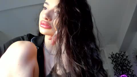 Snapshot of irenevon chatting on 02-15-25, 05:30 Ir s room online show from 02-15-25, 05:30
