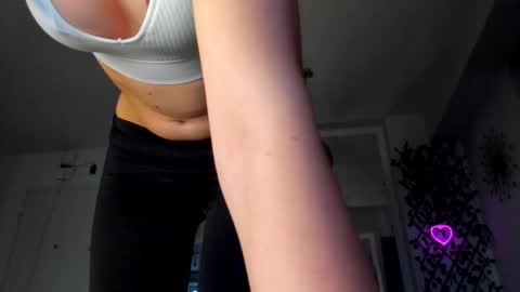 Snapshot of irenevon chatting on 02-21-25, 03:43 Ir s room online show from 02-21-25, 03:43