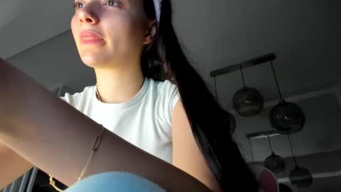 Snapshot of irenevon chatting on 10-06-25, 04:43 Ir s room online show from 10-06-25, 04:43