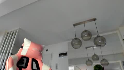 Snapshot of irenevon chatting on 10-18-25, 05:32 Ir s room online show from 10-18-25, 05:32