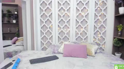 Snapshot of iriis_rosse chatting on 01-18-25, 08:40 Iris Rosse online show from 01-18-25, 08:40