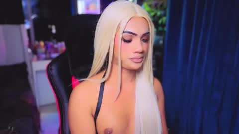 Snapshot of irina_woodshakylishxx chatting on 03-05-26, 09:33 IRINAA online show from 03-05-26, 09:33