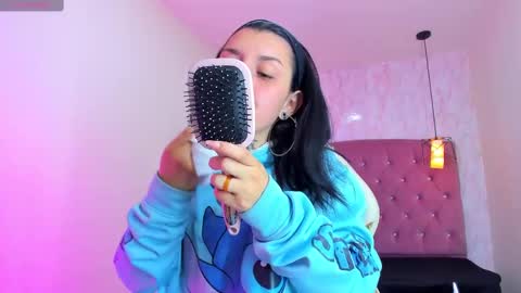 Snapshot of iris_77 chatting on 11-24-25, 11:43 iris_77 online show from 11-24-25, 11:43