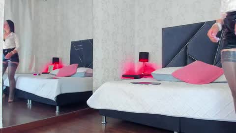 Queen Iris online show from 12-15-25, 04:11