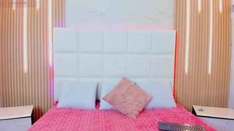 Snapshot of iris_thompson chatting on 10-28-25, 04:27 Iris online show from 10-28-25, 04:27