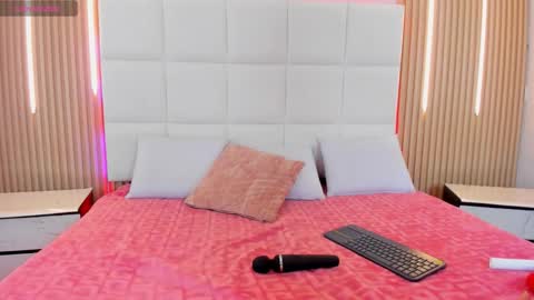 Snapshot of iris_thompson chatting on 10-31-25, 04:57 Iris online show from 10-31-25, 04:57