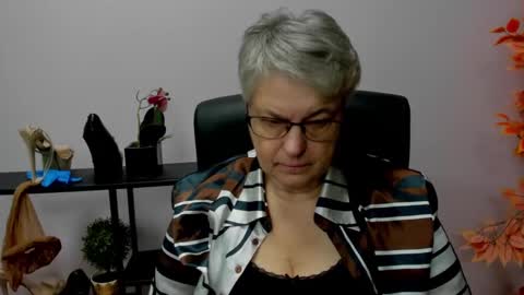 Snapshot of iris_xdesire chatting on 12-17-24, 07:18 I R I S online show from 12-17-24, 07:18