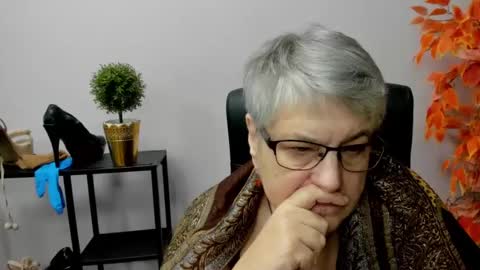 Snapshot of iris_xdesire chatting on 12-31-24, 10:15 I R I S online show from 12-31-24, 10:15