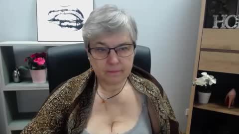Snapshot of iris_xdesire chatting on 01-17-25, 10:11 I R I S online show from 01-17-25, 10:11