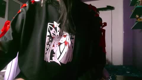 Snapshot of irisbell_ chatting on 10-25-25, 10:15 Camilla online show from 10-25-25, 10:15